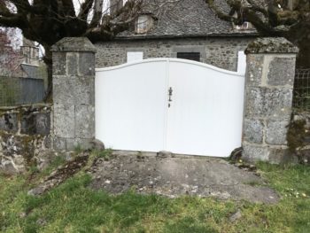Portail blanc sur clôture maison auvergnate