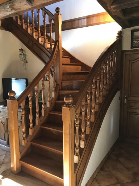 Pose et réalisation escalier tournant Cantal Laroche Menuiserie