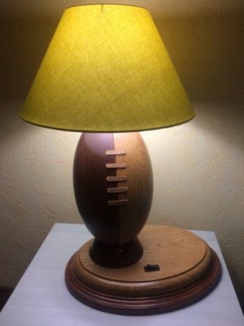 Lampe avec pied ballon de rugby en bois